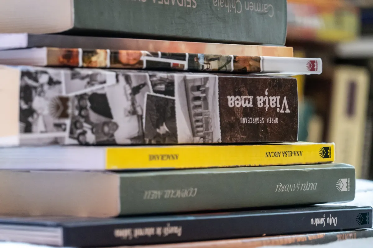 Stivă de cărți tipărite de Editura Memorii
